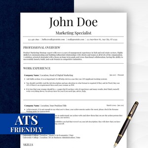 Pode incluir: Um modelo de currículo profissional com o nome "John Doe" e o título "Marketing Specialist". O documento inclui seções para visão geral profissional, experiência de trabalho e habilidades. O texto "ATS Friendly" é visível. Uma caneta está sobre o documento.