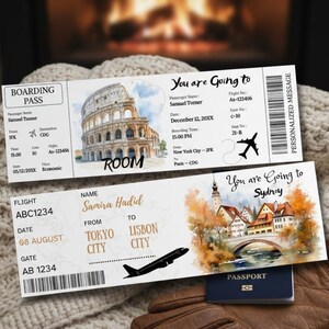 Può includere: Due modelli di carte d'imbarco con illustrazioni a tema viaggio. Uno presenta il Colosseo, l'altro un paesaggio urbano europeo. I pass includono i dettagli del volo, i nomi dei passeggeri e le città di destinazione. Sono visibili anche un passaporto e guanti di pelle.