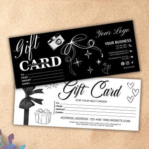 Può includere: Due modelli rettangolari di carte regalo. La carta superiore è nera con testo bianco Gift Card, un'icona di fotocamera, un fiocco e campi di contatto. La carta inferiore è bianca con testo nero Gift Card, un pacco regalo, un fiocco e campi.