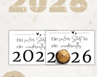 Könnte beinhalten: Ein digitales Design für das neue Jahr, mit der Jahreszahl 2026 in Beige und dem Schriftzug "happy new year" in Schreibschrift. Darunter zwei Karten mit dem Text "Ein süßer Start in ein wundervolles" und den Jahren 2022 und 2026.