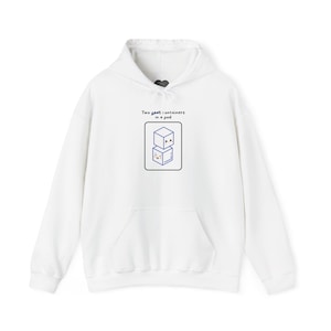 Op de afbeelding: Witte hoodie met een voorzak en een capuchon met trekkoord. De afbeelding op de voorkant toont twee blauwe kubusvormige karakters met gezichten, bovenop elkaar gestapeld, met de tekst "Two peas containers in a pod" erboven.