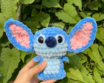 Peluche amigurumi de alienígena azul hecho a mano con punto de ganchillo