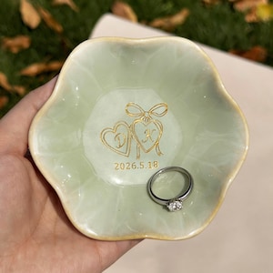 Prato de cerâmica gravado para anéis, ideal para presente de recém-casados; prato personalizado com nome para joias, lembrancinhas de casamento; bandeja personalizada para bijuterias, perfeita para damas de honra.