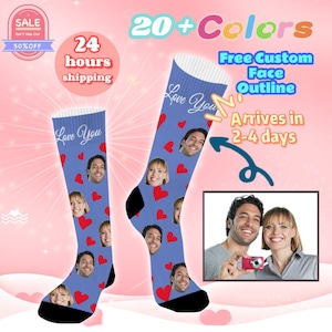 Peut inclure: Chaussettes bleues personnalisées avec des visages et des cœurs rouges. Les chaussettes portent l'inscription "Love You". L'image comprend également le texte "20+ Colors" et "Free Custom Face Outline".