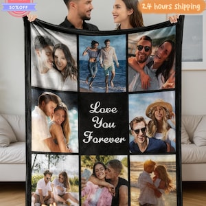 Pode incluir: Um cobertor fotográfico personalizado em preto e branco com nove imagens emolduradas de casais. O quadrado central tem o texto "Love You Forever" em escrita branca. O cobertor é segurado por um homem e uma mulher. A imagem também inclui uma faixa "SALE".