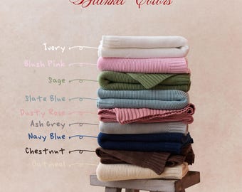 Könnte beinhalten: Ein Stapel gefalteter Strickdecken in verschiedenen Farben, darunter Elfenbein, Rosa, Salbei, Schieferblau, Staubrosa, Aschgrau, Marineblau, Kastanienbraun und Haferflocken. Der Text "Blanket Colors" ist oben zu sehen.