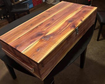 Baule in cedro aromatico, cassapanca da comodino, baule in legno artigianale, contenitore rustico per coperte.