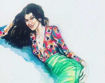 Lounging Fashionista mit bedrucktem Top und grünem Rock