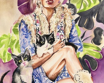 Boho Schönheit mit zwei Kätzchen