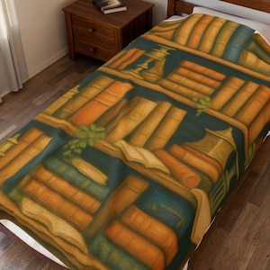 Puede incluir: Una manta con un patrón impreso de estanterías de color verde oscuro llenas de libros naranjas, amarillos y azules. El diseño incluye candelabros decorativos de tono dorado y pequeñas enredaderas verdes entre los lomos de los libros.