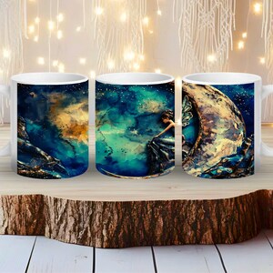 Puede incluir: Tres tazas de cerámica blanca con un diseño celestial. Cada taza presenta una sección diferente de una escena de fantasía con una mujer, una luna creciente y un cielo estrellado en tonos de azul, dorado y turquesa.