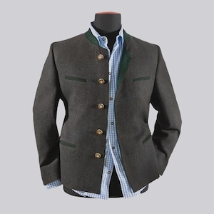 Może przedstawiać: Ciemnoszara kurtka z zielonymi wykończeniami i złotymi guzikami, prezentowana na manekinie. Kurtka jest połączona z błękitno-białą koszulą w kratę. Kurtka ma klasyczny, dopasowany krój.