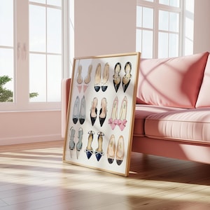 Puede incluir: Una impresi&oacute;n enmarcada que presenta una ilustraci&oacute;n en acuarela de varios zapatos de tac&oacute;n alto. La obra de arte muestra una colecci&oacute;n de calzado elegante en diversos estilos y colores, incluyendo negro, beige y rosa, dispuestos en un patr&oacute;n de cuadr&iacute;cula. El marco es de color madera clara.