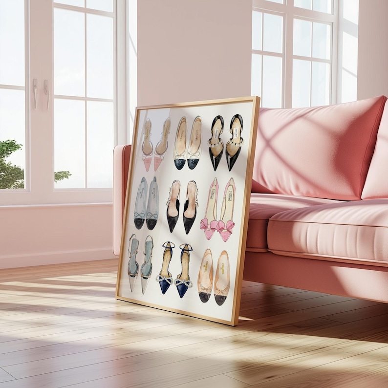 Puede incluir: Una impresi&oacute;n enmarcada que presenta una ilustraci&oacute;n en acuarela de varios zapatos de tac&oacute;n alto. La obra de arte muestra una colecci&oacute;n de calzado elegante en diversos estilos y colores, incluyendo negro, beige y rosa, dispuestos en un patr&oacute;n de cuadr&iacute;cula. El marco es de color madera clara.