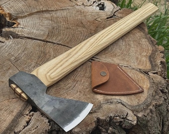 Ręcznie kuta siekiera bushcraftowa: ostrze ze stali węglowej, pochwa skórzana
