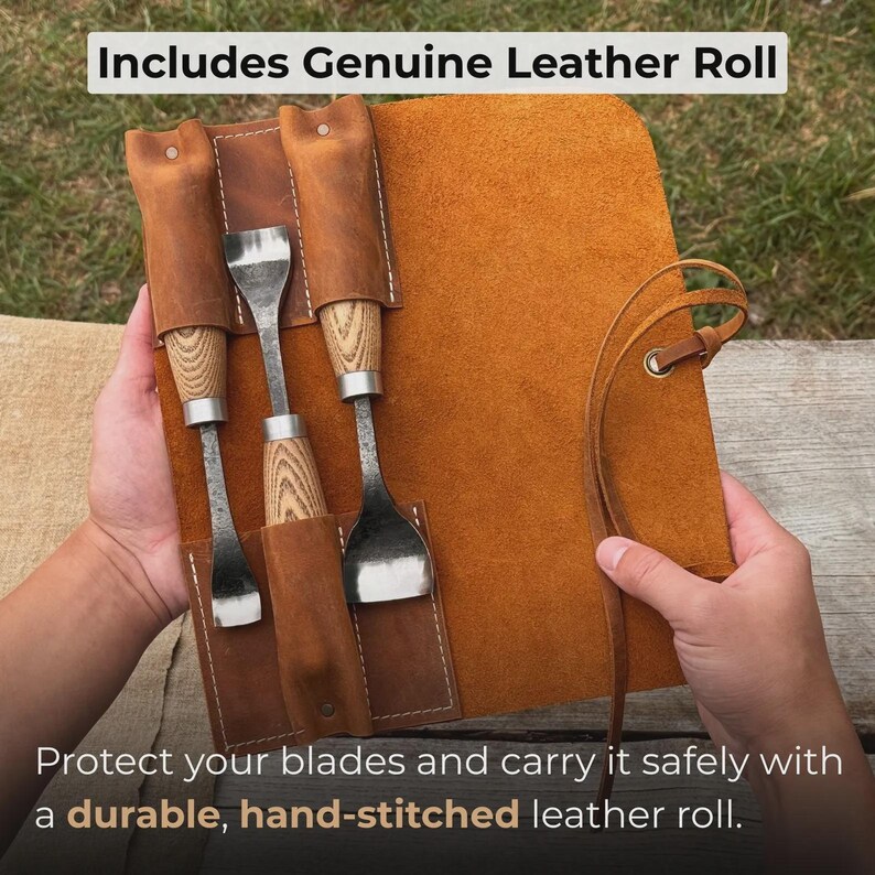 Może przedstawiać: Brązowy sk&oacute;rzany zw&oacute;j narzędzi z trzema dłutami. Zw&oacute;j jest otwarty, ukazując narzędzia zabezpieczone w indywidualnych kieszeniach. Tekst u g&oacute;ry brzmi "Includes Genuine Leather Roll". Tekst na dole brzmi "Protect your blades and carry it safely with a durable, hand-stitched leather roll."