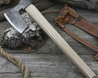 Hacha forjada a mano. Hoja afilada de carbono, mango ergonómico de fresno. Hacha para trabajar la madera, hacha para desbastar y dar forma a la madera.