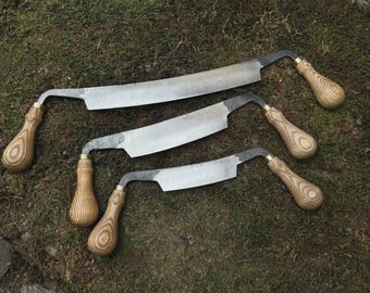 Juego de cuchillas de desbastar forjadas a mano, hojas de acero al carbono, mangos de fresno, fundas de cuero.