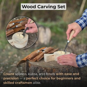 Może przedstawiać: Zestaw do rzeźbienia w drewnie z napisem "Wood Carving Set". Zestaw zawiera narzędzia do rzeźbienia i drewnianą miskę, kt&oacute;ra jest rzeźbiona. Na zdjęciu widać r&oacute;wnież sk&oacute;rzane etui na narzędzia oraz tekst "Create spoons, kuksa, and bowls with ease and precision - a perfect choice for beginners and skilled craftsmen alike."