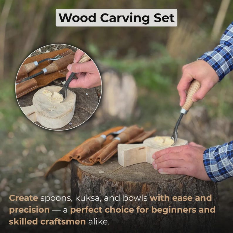 Może przedstawiać: Zestaw do rzeźbienia w drewnie z napisem "Wood Carving Set". Zestaw zawiera narzędzia do rzeźbienia i drewnianą miskę, kt&oacute;ra jest rzeźbiona. Na zdjęciu widać r&oacute;wnież sk&oacute;rzane etui na narzędzia oraz tekst "Create spoons, kuksa, and bowls with ease and precision - a perfect choice for beginners and skilled craftsmen alike."
