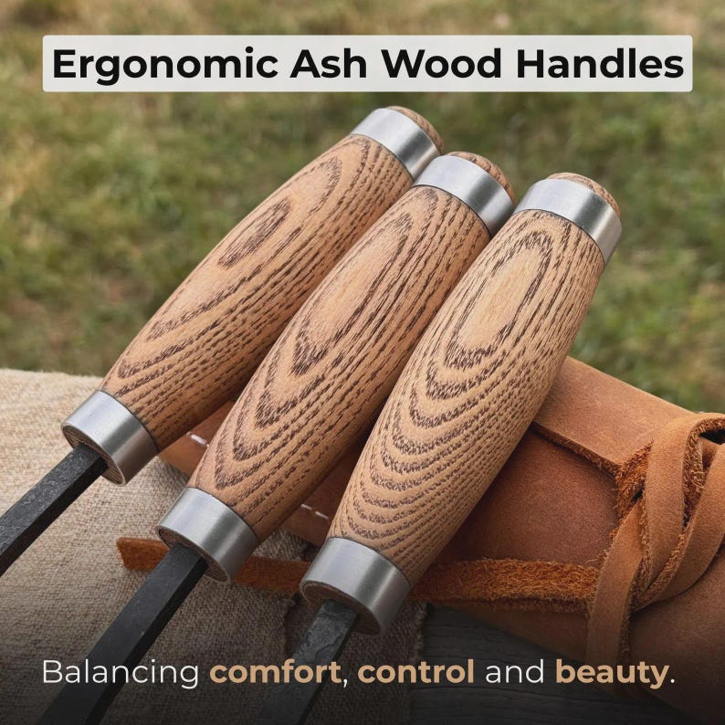 Może przedstawiać: Zbliżenie trzech narzędzi z uchwytami z drewna jesionowego i metalowymi tulejami. Uchwyty mają naturalny wz&oacute;r słoj&oacute;w drewna. Widoczny jest tekst "Ergonomic Ash Wood Handles" oraz "Balancing comfort, control and beauty".