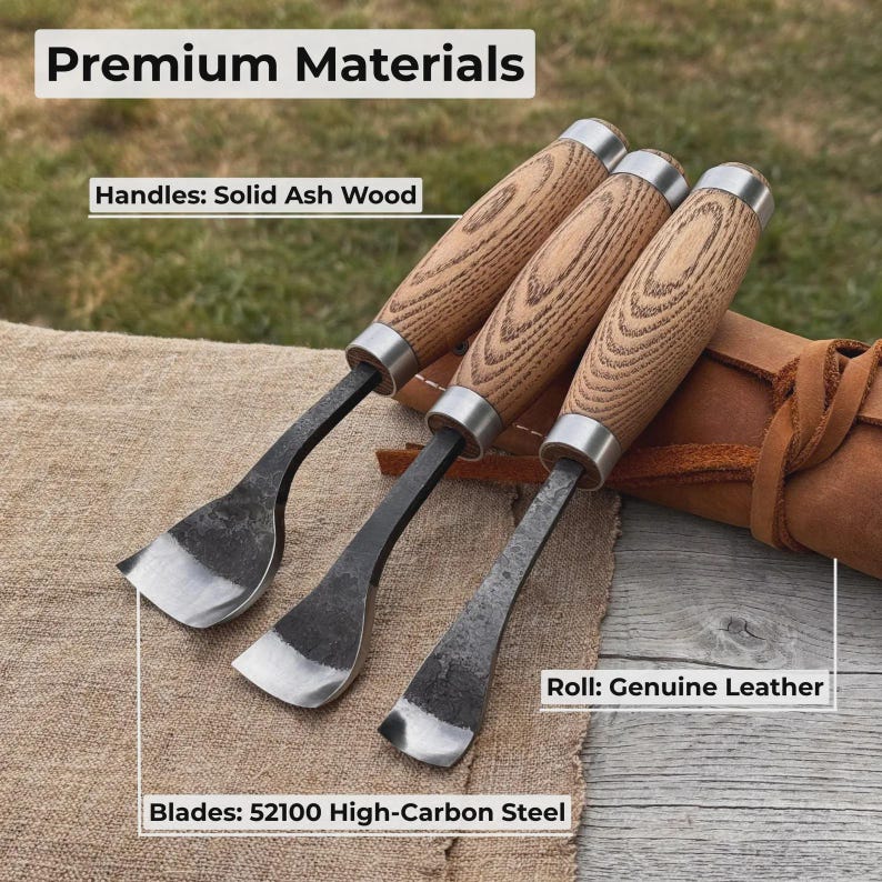 Może przedstawiać: Trzy dłuta do rzeźbienia w drewnie z uchwytami z litego drewna jesionowego, ostrzami ze stali wysokowęglowej 52100 i rolką ze sk&oacute;ry naturalnej. Dłuta mają srebrną metalową oprawę i zakrzywione ostrze. U g&oacute;ry znajduje się tekst "Premium Materials".