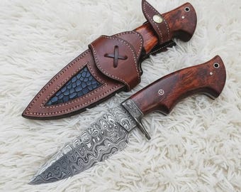 Cuchillo de caza de acero de Damasco forjado a mano, hoja fija nórdica con funda.