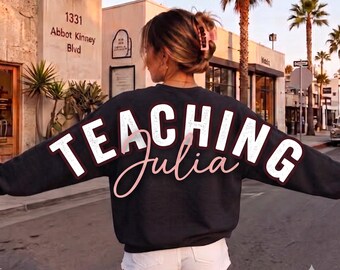 Sudadera Comfort Colors® Personaliza tu Trabajo, Enfermería, Docencia, Estampado Grande en la Espalda con Efecto Desgastado, Trabajo Personalizado, Texto Grande y En negrita de Hombro a Hombro
