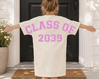 Camiseta cómoda de brazo a brazo Clase de 2039, Camiseta personalizada del año 2039, Camiseta con texto grande y llamativo de hombro a hombro, Primer día de clases para niños