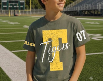 Camiseta Comfort Colors® con nombre y número personalizados, camiseta de fútbol con número personalizado, camiseta con número de equipo universitario, camiseta de fútbol con nombre y número personalizados para la familia.
