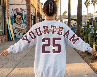 Sudadera personalizada para tu equipo, sudadera con letras universitarias personalizadas, nombre del equipo con gráfico grande en la espalda, cuello redondo de manga a manga, atuendo para el día del partido.