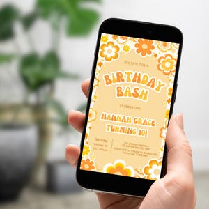 Puede incluir: Un teléfono inteligente muestra una invitación de cumpleaños de estilo retro. La invitación presenta diseños florales naranjas y amarillos y el texto "Birthday Bash" con el nombre "Hannah Grace Turning 10!". El teléfono está en una mano.