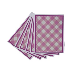 Puede incluir: Un conjunto de cartas con un patrón de cuadros rosa y blanco. Cada carta tiene un borde blanco y un marco rosa oscuro. Las cartas están dispuestas en abanico, mostrando el patrón en la parte delantera.