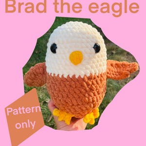 Puede incluir: Un peluche de águila hecho a mano con cabeza blanca, cuerpo y alas marrones y patas amarillas. El águila tiene ojos negros y un pico amarillo. El texto "Brad the eagle" está encima del águila, y "Pattern only" está en forma de diamante.