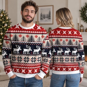 Könnte beinhalten: Ein langärmeliges Sweatshirt mit Rundhalsausschnitt und festlichem Muster in roten, weißen und dunkelblauen Querstreifen. Das Design zeigt wiederkehrende weiße Rentiersilhouetten, dunkelblaue Tannenbäume und geometrische Schneeflockenmotive.