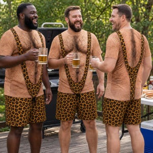 Op de afbeelding: Een T-shirt met korte mouwen voorzien van een realistische print van een behaarde borst en een luipaardprint string-ontwerp, gecombineerd met bijpassende shorts met luipaardprint. Het kledingstuk heeft een huidkleurige print met borsthaar.