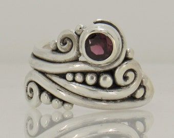 Anillo de plata esterlina con granate de uva de 5 mm, anillo artesanal único hecho a mano hecho en los Estados Unidos con envío nacional gratuito.  Tamaño 8 3/4.