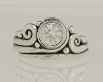 Anillo de topacio blanco de 6 mm de plata de ley, anillo artesanal hecho a mano con conjunto de bisel único en su tipo, hecho en los EE. UU. con envío gratuito.