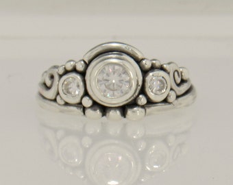 Anillo de moissanita de plata de ley con moissanitas de 5 mm + 2) de 3 mm, joyería artesanal única hecha a mano en EE. UU. con envío gratuito.