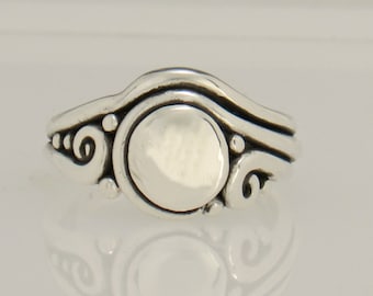 Anillo de placa redonda de plata de ley: anillo artesanal único hecho a mano en los EE. UU. con envío gratuito, tamaño 9, anillo de pulgar de plata.