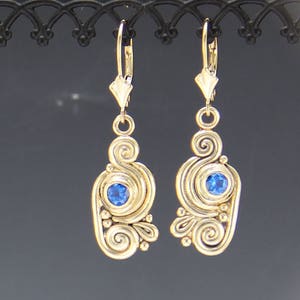 Boucles d’oreilles en or jaune 14 carats 4mm en topaze bleue, bijoux artisanaux uniques fabriqués à la main aux États-Unis avec livraison nationale gratuite!