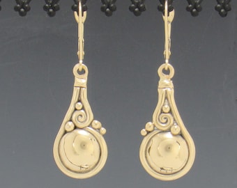 Pendientes abovedados únicos de oro de 14 ky, pendientes artesanales únicos hechos a mano en los EE. UU. con envío nacional gratuito.