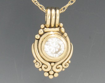 Pendentif en or jaune 14 carats avec moissanite ronde de 8 mm, (1,60 ct.) Chaîne en or de 18 po - Pendentif unique en son genre fabriqué aux États-Unis avec livraison gratuite.