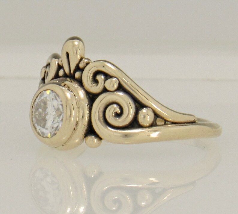 Bague en or 14 carats en moissanite de 6,5 mm, 1 carat, taille 8 serti clos Bague artisanale unique en son genre fabriquée aux États-Unis avec livraison gratuite. image 3