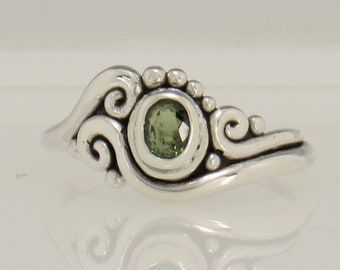 Anillo de zafiro verde de plata de ley de 5x4 mm, tamaño 8 1/4, joyería artesanal única hecha a mano en los EE. UU. con envío nacional gratuito.