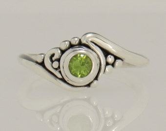 Anillo de peridoto de plata de ley de 5 mm, tamaño 9 1/4, joyería artesanal única hecha a mano en los EE. UU. con envío nacional gratuito.