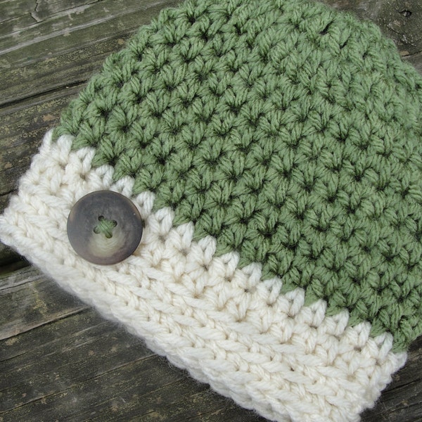 Gorro con botones para bebé recién nacido en color verde salvia, musgo y marfil