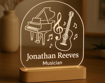 Può includere: Un'insegna luminosa in acrilico con base in legno. L'insegna presenta un pianoforte, una chitarra, note musicali e il testo "Jonathan Reeves, Musicista". Il design è illuminato da una luce soffusa.