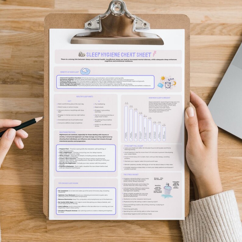Op de afbeelding: Een klembord bevat een "Sleep Hygiene Cheat Sheet" met tekst en afbeeldingen. De sheet geeft voordelen van slaap, gezonde gewoonten en tips om de slaap te verbeteren. Een potlood ligt links en een laptop is gedeeltelijk rechts zichtbaar.