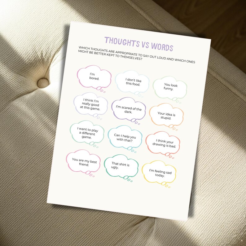 Puede incluir: Una hoja blanca titulada "THOUGHTS VS WORDS" con bocadillos que contienen frases como "Tengo miedo a la oscuridad" y "Esa camisa es fea". La hoja est&aacute; sobre una superficie beige.